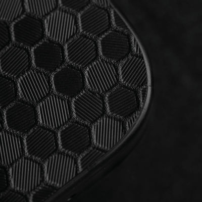 Premium-material-swarm-black-iphone-ecke