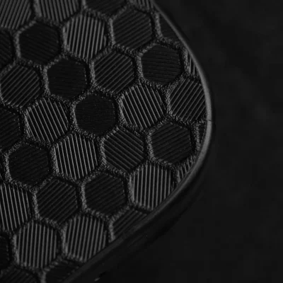 Premium-material-swarm-black-iphone-ecke